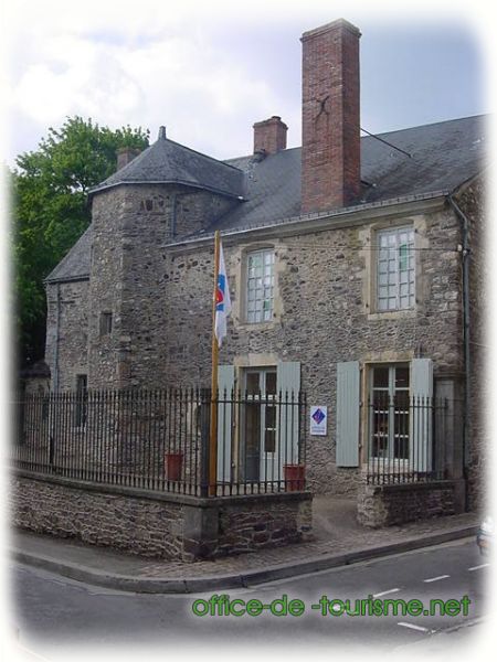 photo de l'enseigne photo de l'office de tourisme de Sainte-Suzanne-et-Chammes en Mayenne.