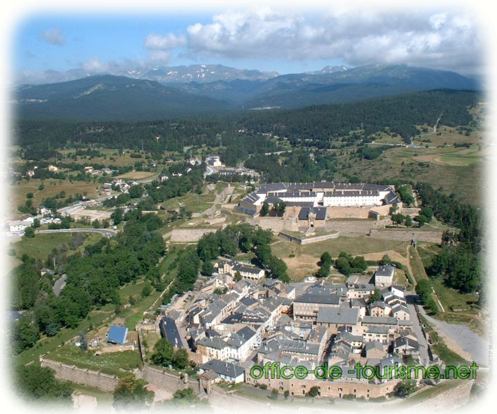 photo de l'enseigne photo de l'office de tourisme de Mont-Louis dans les Pyrénées-Orientales.