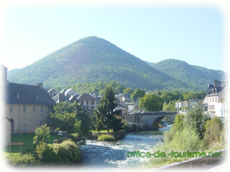 photo de l'enseigne photo de l'office de tourisme d'Arreau dans les Hautes-Pyrénées.
