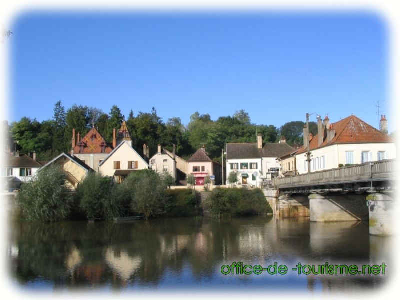 photo de l'enseigne photo de l'office de tourisme de Pontailler-sur-Saône en Côte-d'or.