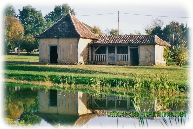photo de l'enseigne photo de l'office de tourisme de Neuvic en Dordogne.