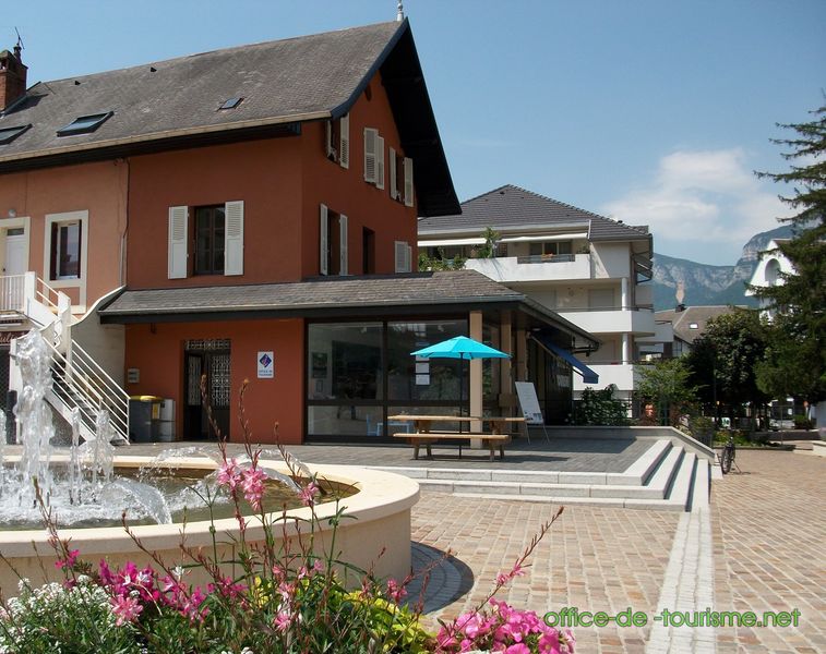 photo de l'enseigne photo de l'office de tourisme de Challes-les-Eaux en Savoie.