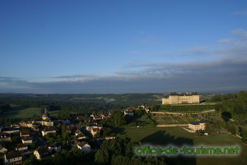 photo de l'enseigne photo de l'office de tourisme d'Hautefort en Dordogne.