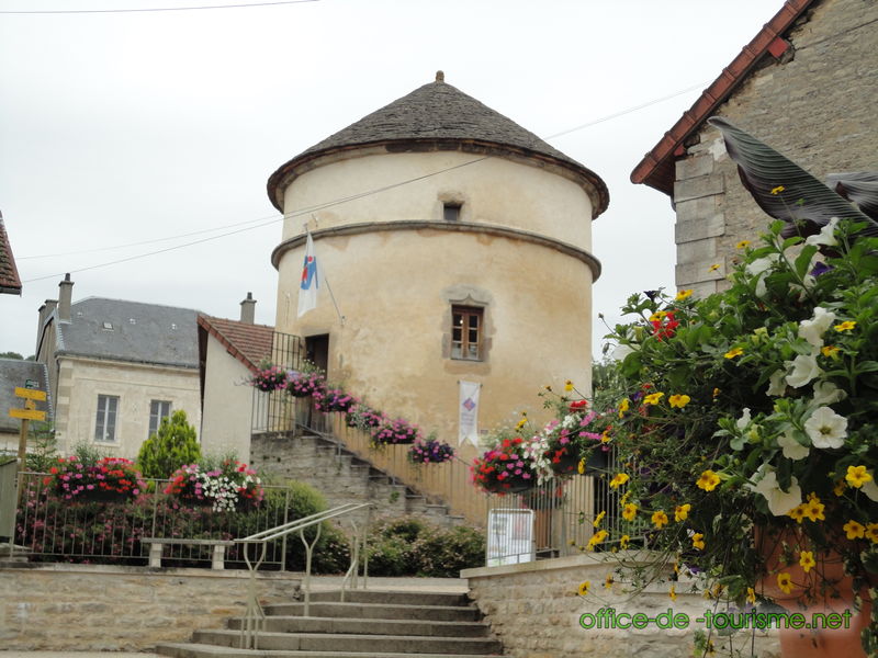 photo de l'enseigne photo de l'office de tourisme de Pouilly-en-Auxois en Côte-d'or.