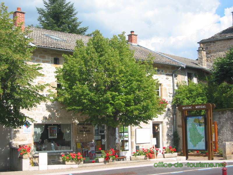 photo de l'enseigne photo de l'office de tourisme de Saint-Julien-Chapteuil en Haute-Loire.