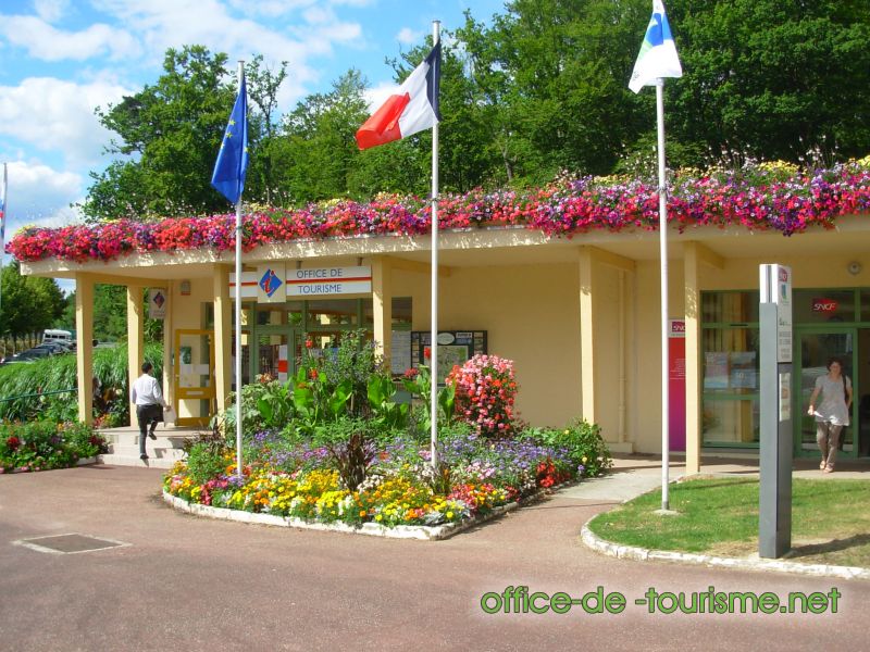photo de l'enseigne photo de l'office de tourisme de Bagnoles de l'Orne Normandie dans l'Orne.