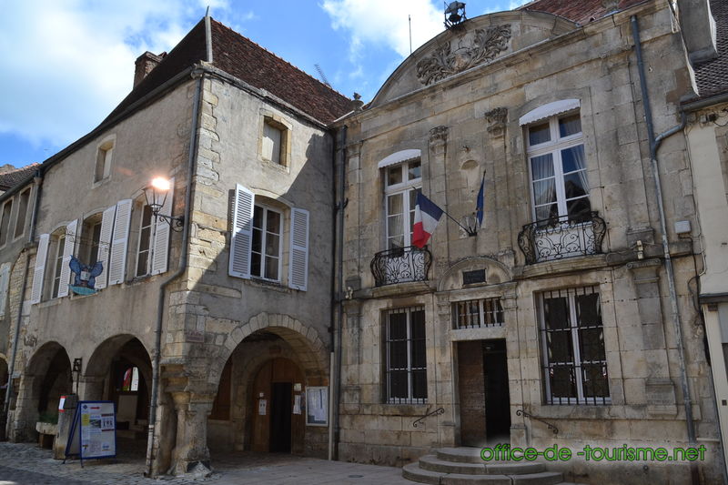 photo de l'enseigne photo de l'office de tourisme de Noyers dans l'Yonne.