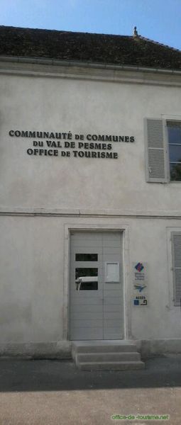 photo de l'enseigne photo de l'office de tourisme de Pesmes en Haute-Saône.